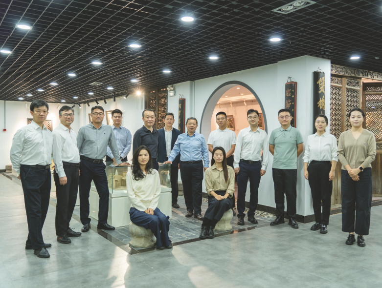 团队在学院徽派建筑展示厅留影 团队在学院徽派建筑展示厅留影