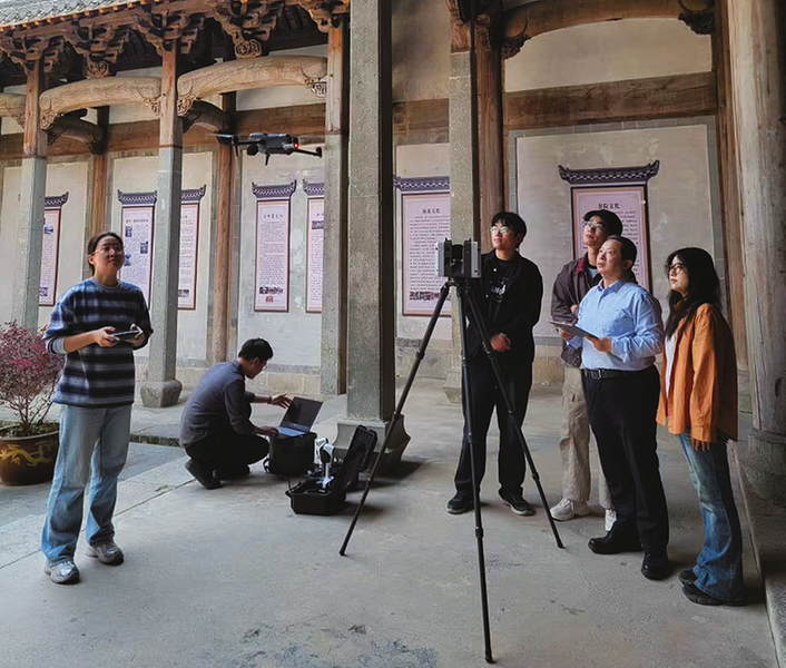 团队在古村落祠堂里采集数据  团队在古村落祠堂里采集数据