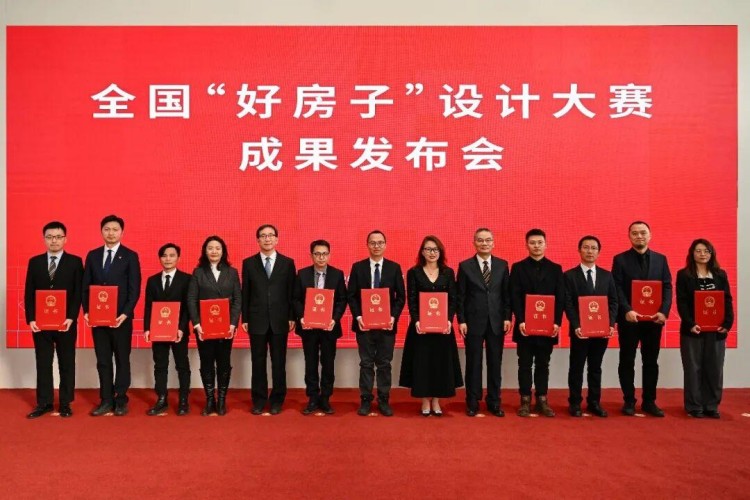 住房城乡建设部总经济师曹金彪，住房城乡建设部总工程师李晓龙为全国“好房子”设计大赛三等奖颁奖（右四为吴克勤、右六为彭茜）